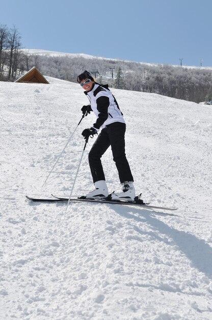 행복한 스키 선수 여성 초상화 겨울 시즌과 아름다운 이 좋은 날의 경사