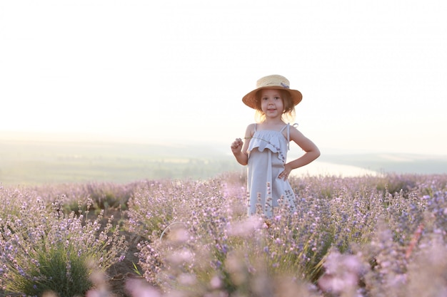 Piccola ragazza felice nel campo di lavanda