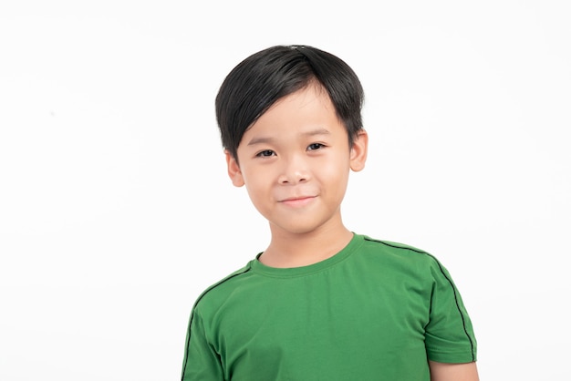 Счастливый и умный азиатский мальчик, изолированные на белом.