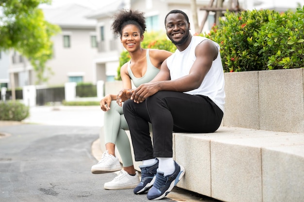 Felice sorridente coppia afroamericana seduta all'aperto