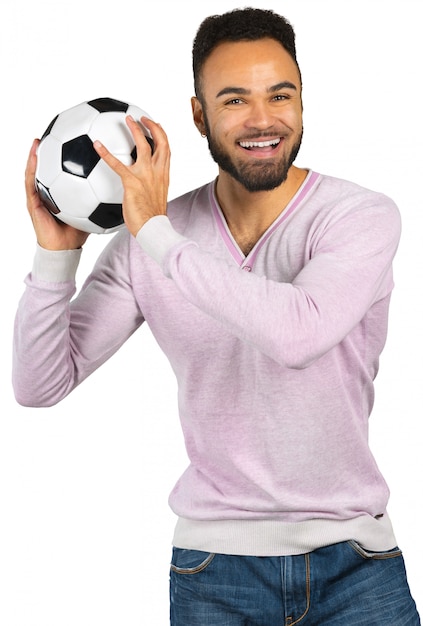 Uomo africano sorridente felice che mostra calcio