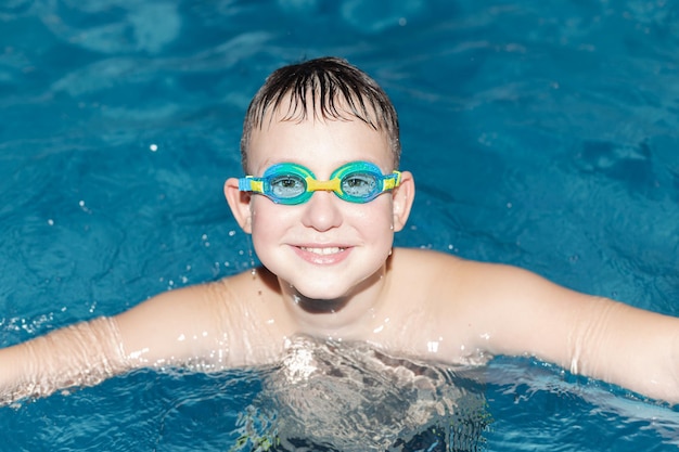 행복한 웃는 소년 바다에서 수영 건강한 생활 방식 수영 스포츠 및 레크리에이션