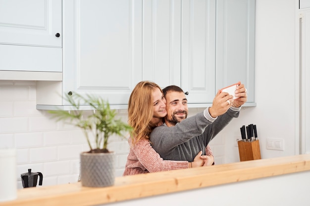 집에서 selfie를 만드는 행복 한 미소 커플