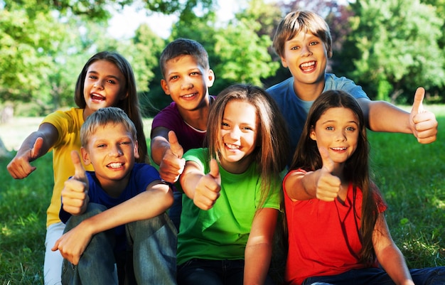 Photo happy smiling  diverse kids hugging in park