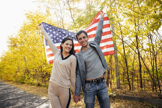 アメリカの国旗と幸せな笑顔の家族