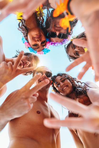 幸せな笑顔の友人は、スイミングプールで夏を楽しみます