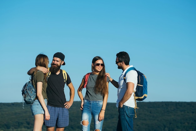 Photo happy, smiling friends standing on mountain top