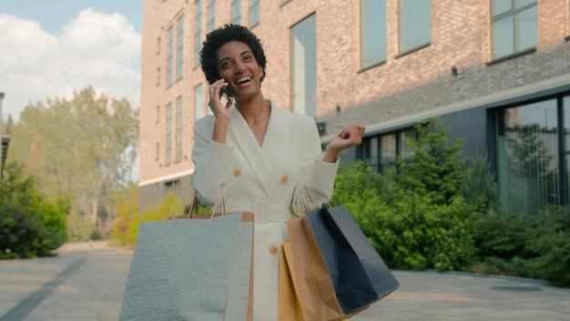 写真 幸せな笑顔 幸せな満足した笑顔 アフリカ系アメリカ人女性 異人種 スタイリッシュなファッションの女の子 顧客