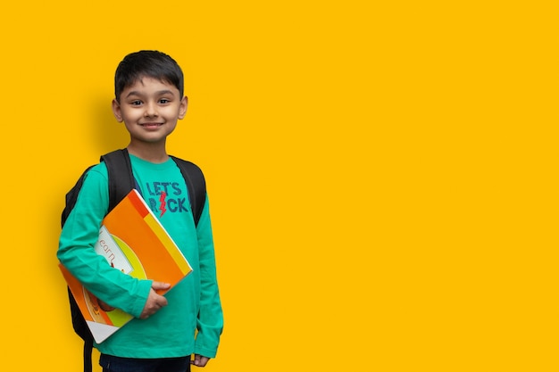 Il bambino sorridente felice torna a scuola, all'asilo. successo, motivazione, vincitore, concetto geniale. ragazzino che sogna di essere un supereroe