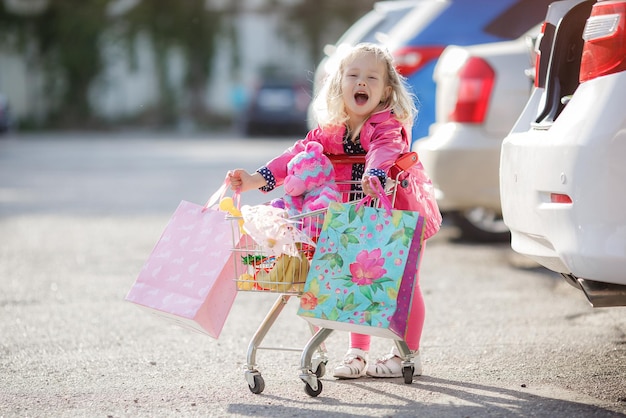 カートで子供を買い物幸せな笑顔の子供