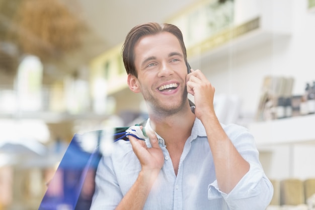 Foto un uomo sorridente felice che chiama