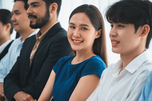 Foto un impiegato multirazziale felice e sorridente si tiene per mano in una linea che promuove la sinergia e la collaborazione per il successo aziendale diversi legami professionali tra impiegati nel posto di lavoro moderno concord