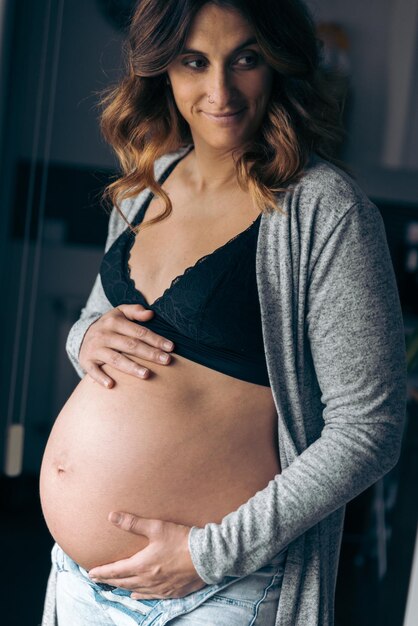 Photo happy and smiling pregnant woman