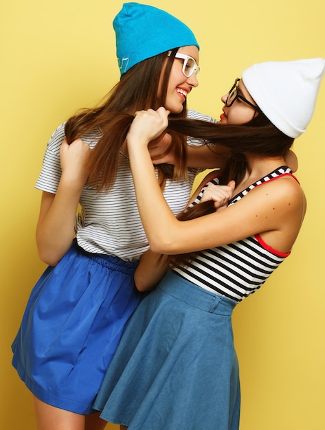 Ragazze adolescenti o amici graziosi sorridenti felici che abbracciano