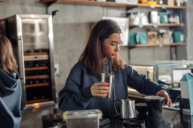 カフェで幸せな笑顔のプロのバリスタ