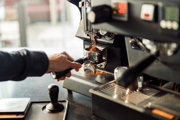 Barista professionista sorridente felice in caffè