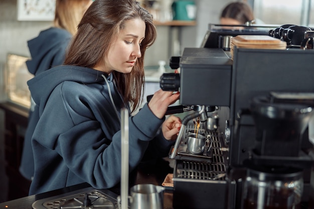 Barista professionista sorridente felice in caffè