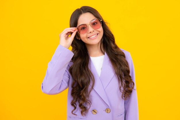 안경에 노란색 스튜디오 배경 소녀에 선글라스를 착용하는 행복 웃는 십대 아이 소녀