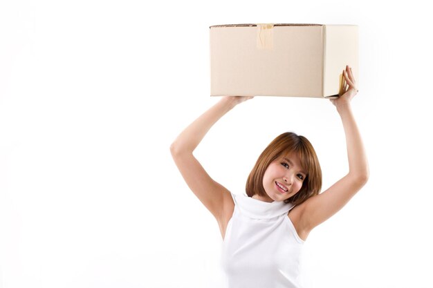 写真 コンセプトを移動するためのカートンボックスを運ぶ幸せな笑顔の女性
