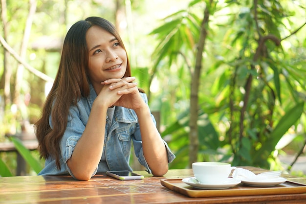 コーヒー カフェで幸せな笑顔の女性