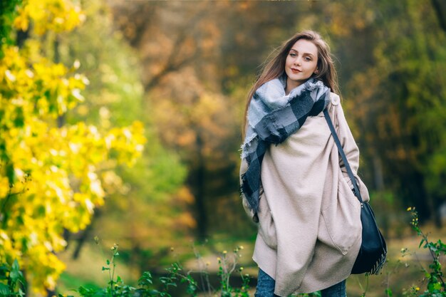 Счастливая усмехаясь женщина, outdoors, парк осени.