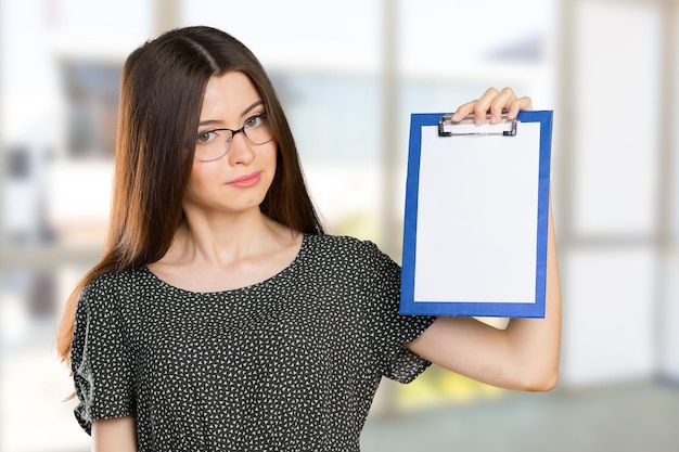 Photo happy smiling young beautiful business woman with clipboard