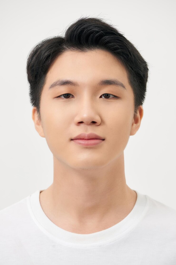 Photo 흰색 바탕에 행복 미소 젊은 잘생긴 아시아 남자 얼굴