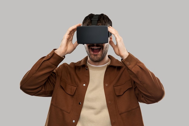 VR 안경을 입은 행복한 미소 짓는 젊은이