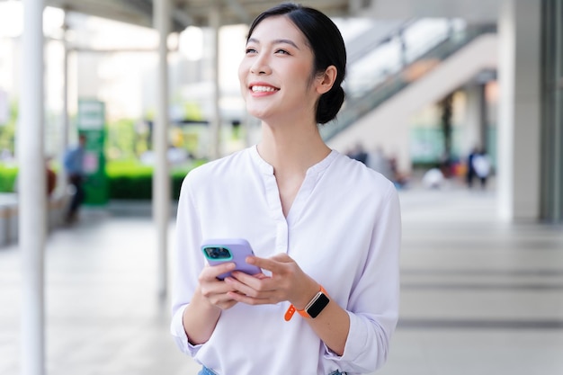 路上で幸せな笑顔の若い女性