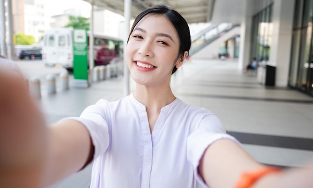 Photo happy smiling young woman on the street