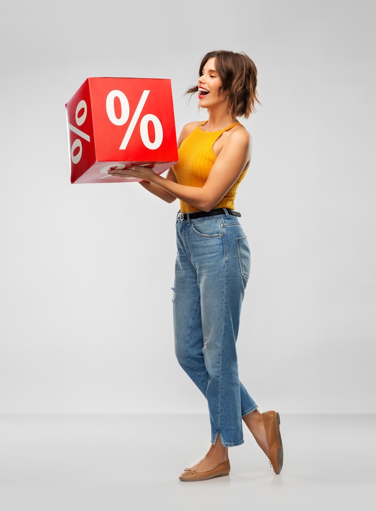 Photo happy smiling young woman with sale sign