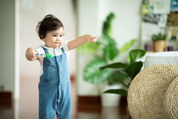 家族の父と母と一緒にサポートすることによって家で遊ぶ幸せな息子の子の赤ちゃん