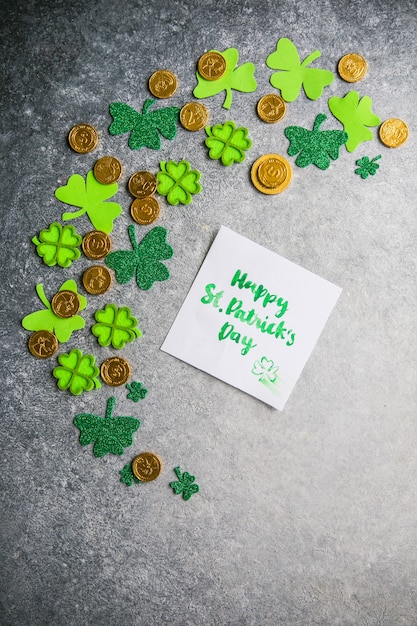 Photo happy st. patrick's day. card with  lucky clover. irish festival symbol. lucky concept. st. patrick's day background with gift. copy space.