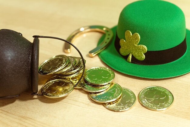 Happy St Patricks Day leprechaun hoed met gouden munten op houten achtergrond