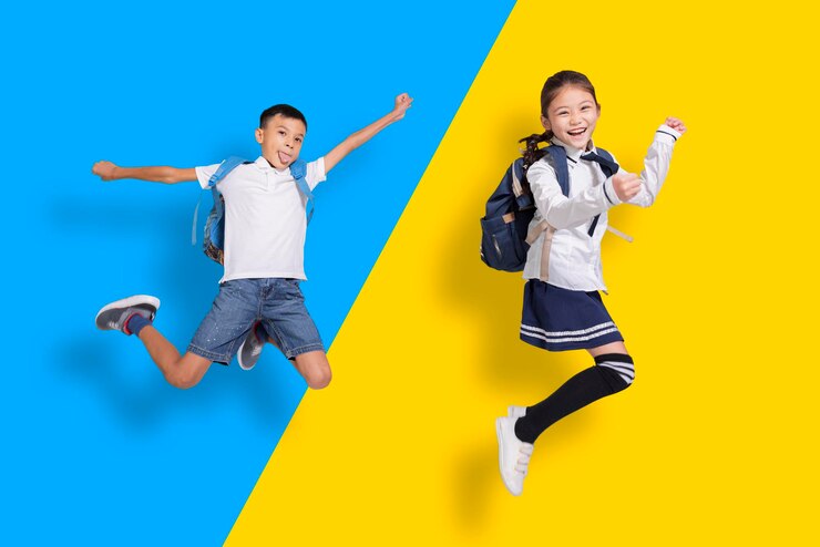 Photo 幸せな学生の男の子と女の子がジャンプ