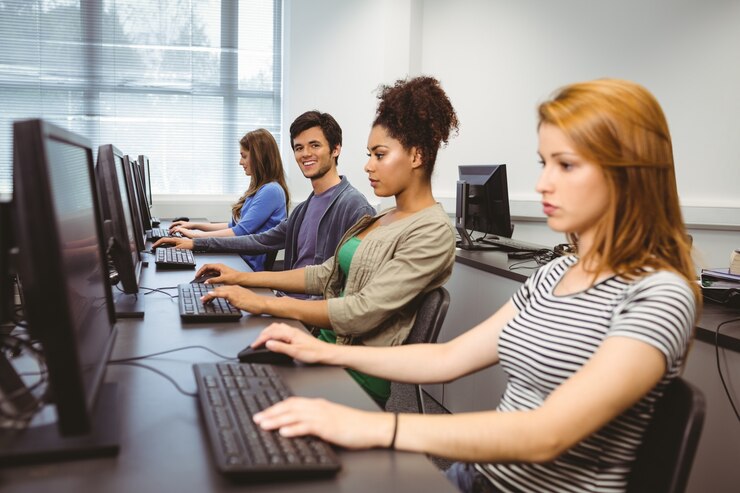 Photo happy student in computer class smiling at camera