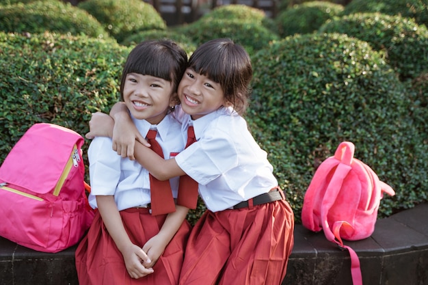 Photo happy student friends in uniform smiling