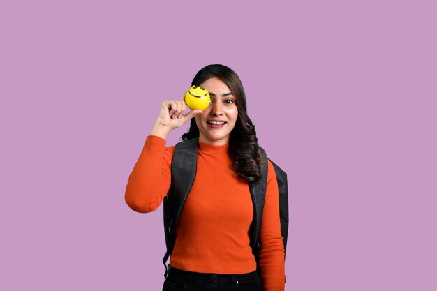 Счастливая студентка держит мяч в руках индийская пакистанская модель