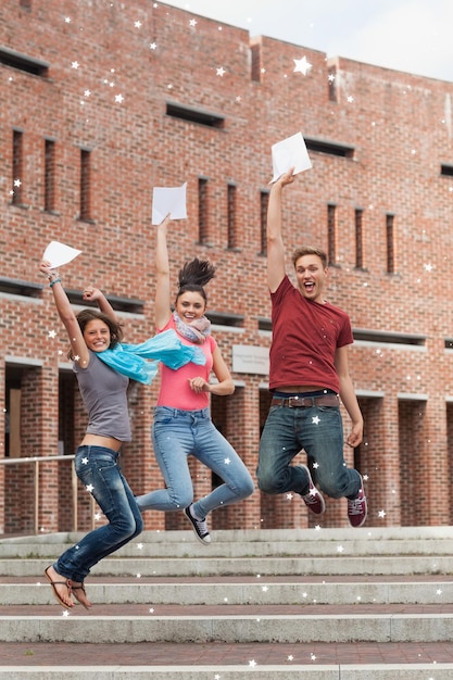 Счастливые студенты прыгают в воздухе, держа экзамен на фоне мерцающих звезд