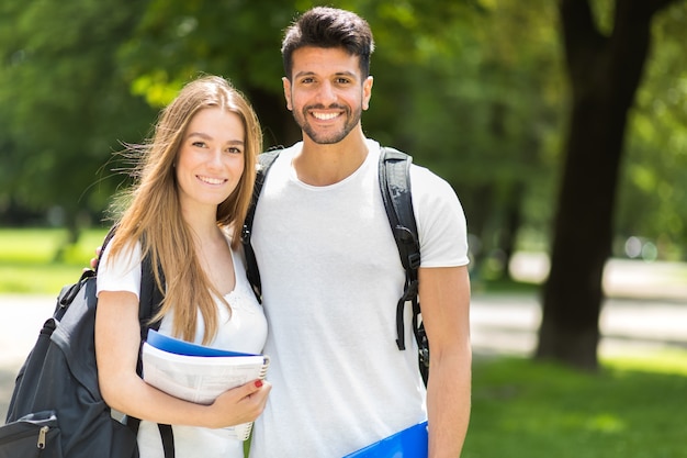 Sorridere esterno degli studenti felici