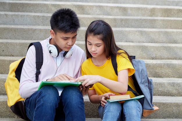 本と屋外の幸せな学生