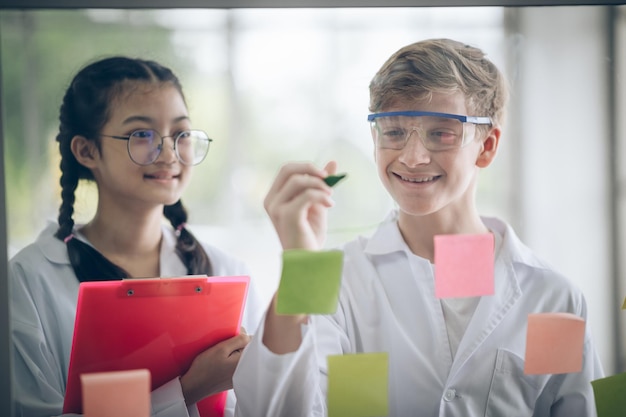 Foto studenti felici che lavorano insieme in classe