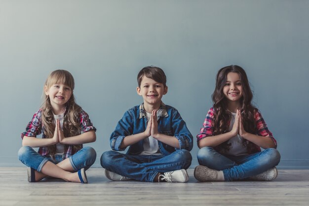 Foto felici bambini eleganti