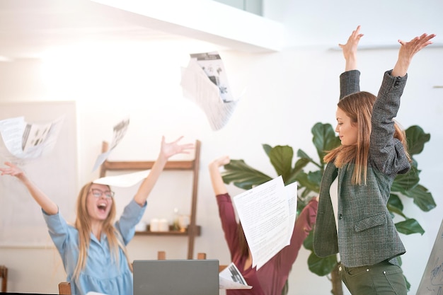 写真 幸せな成功したチームワークが空気中に勤務年計画の紙を投げる ビジネス企業人々の作業コンセプト