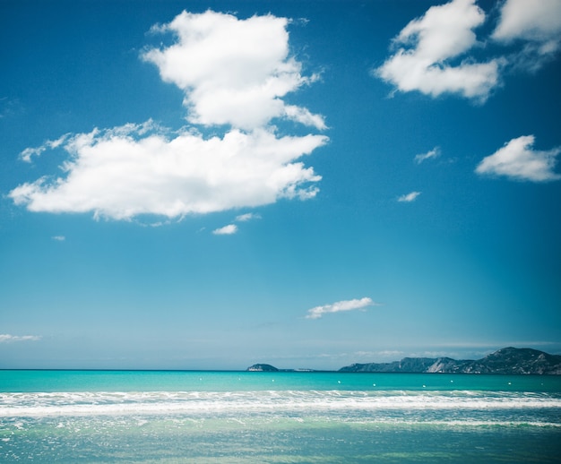 幸せな夏の日、旅行のコンセプト-青い海と空、明るい写真