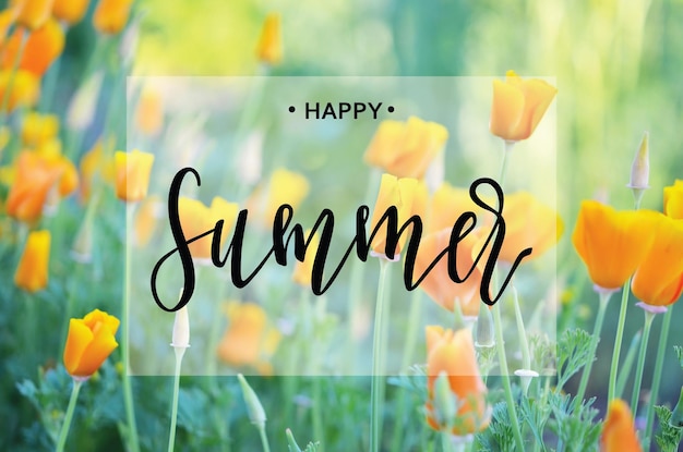 Happy Summer-inscriptie op de achtergrond van bloemen