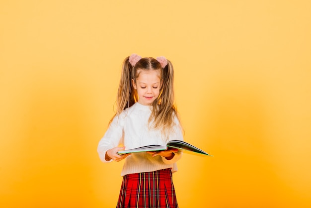 カメラを探している幸せな驚きの美しい小さな子供の女の子。人間の感情と表情