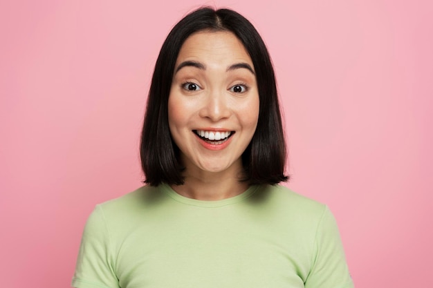 Photo happy surprised woman looking at camera with mouth open in amazement