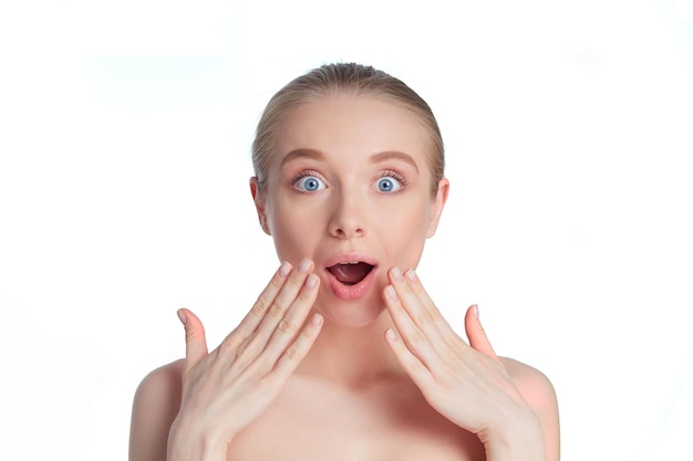 Photo happy and surprised woman with her hands at face expressing amazement