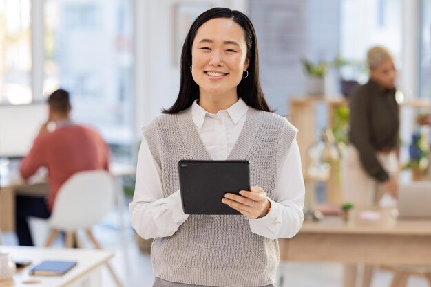 사진 연구 관리 및 소셜 미디어 브랜딩을 위한 아시아 사업가의 초상화와 온라인으로 행복한 태블릿